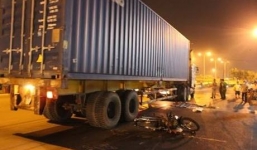 Đi mua cơm bị bánh xe container chèn qua người, nữ sinh chết thảm